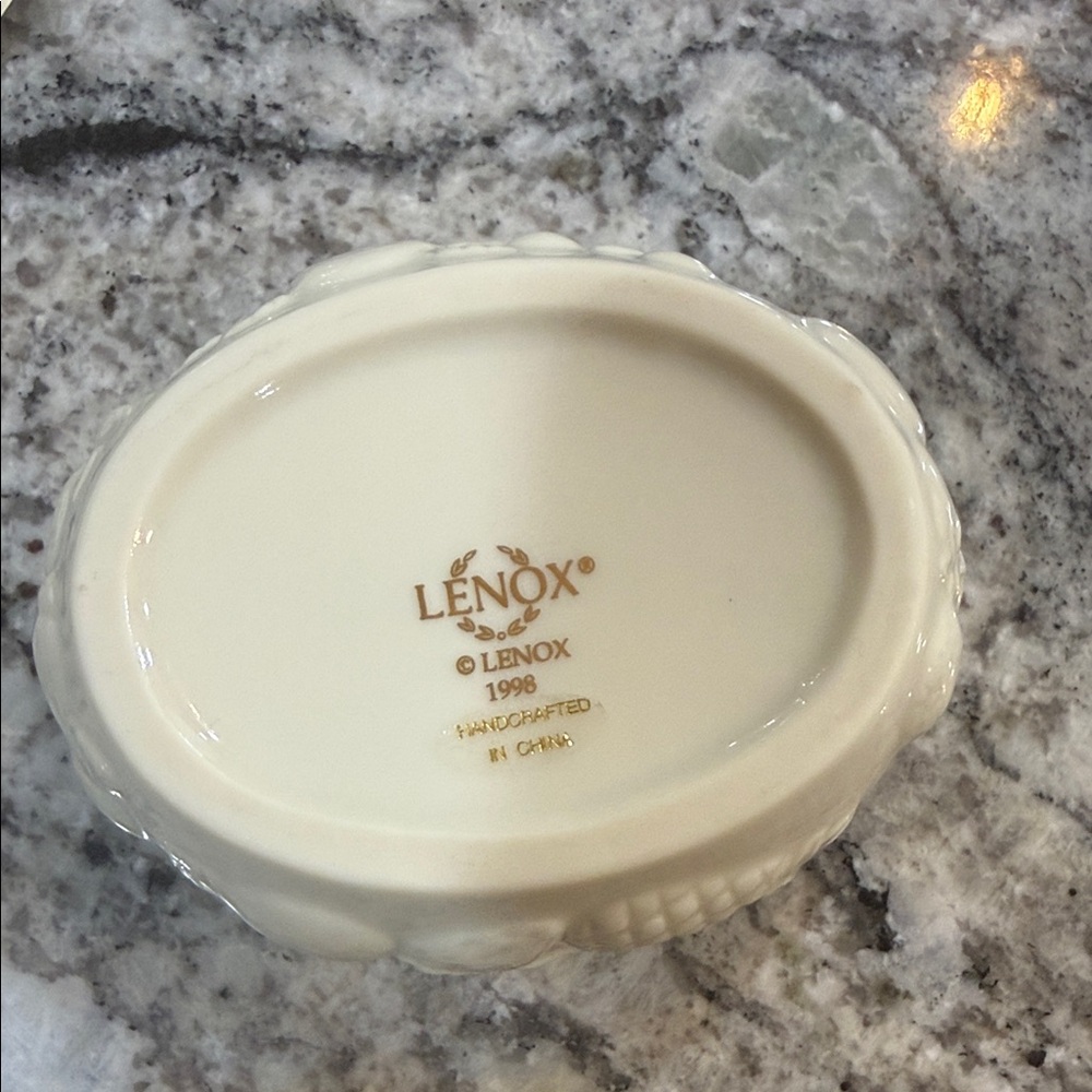 Lenox Cream Oval Porcelain Mini Trinket Box with Gold Marking - Picture 2 of 7